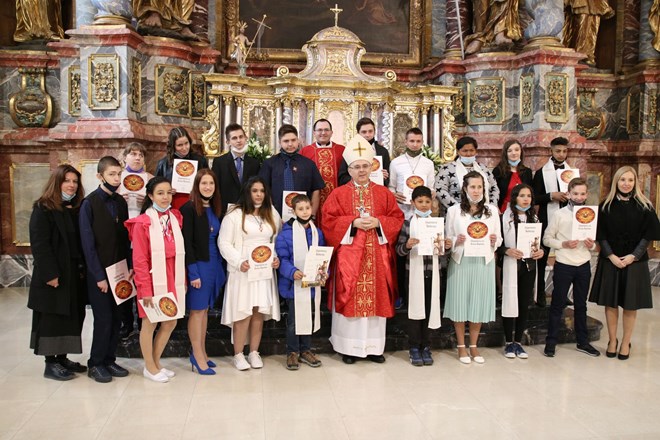 Učenici Centra "Tomislav Špoljar" u varaždinskoj katedrali primili sakramente krštenja, prve pričesti i svete potvrde